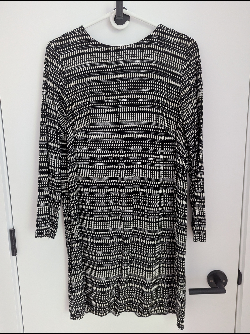 H&M Black and White Geometric Long-Sleeve Shift Dress